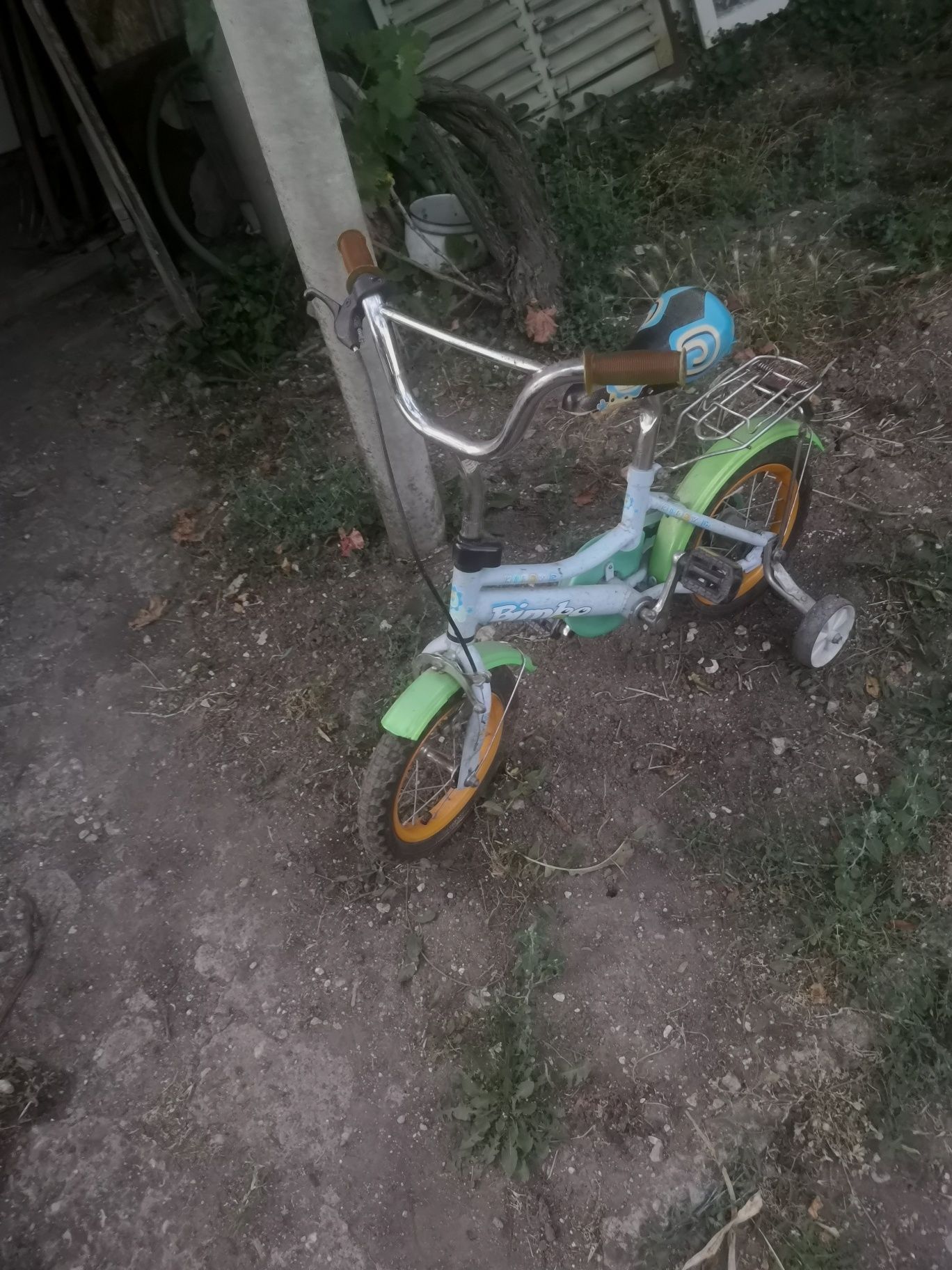 Детско колело и количка хърби с педали.