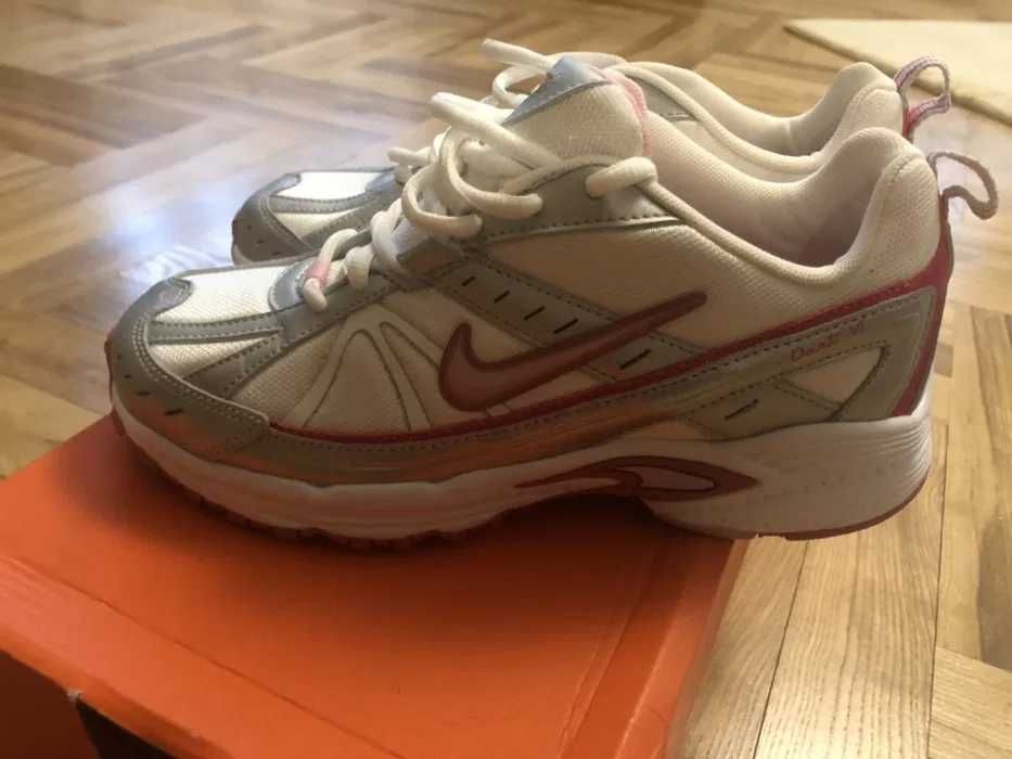 Vand incaltaminte Nike, pentru femei, marimea 38,5