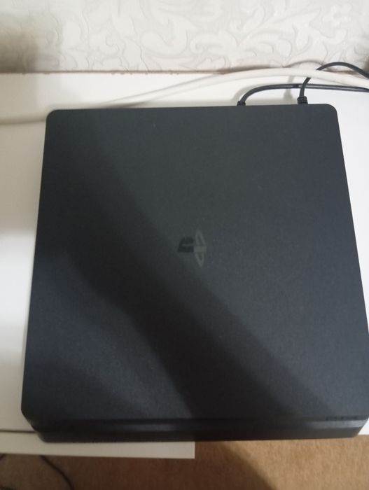 Продаю PS 4. В отличном состоянии выставляю что бы купить компьютер