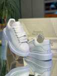 Adidași Mc Queen unisex albi