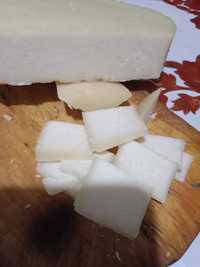 Козий твердый сыр из сучужного фермента  очень вкусный и полезный.