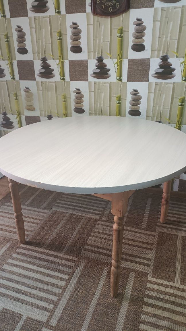 Стол гостиный 4м и кухонный круглый стол продам