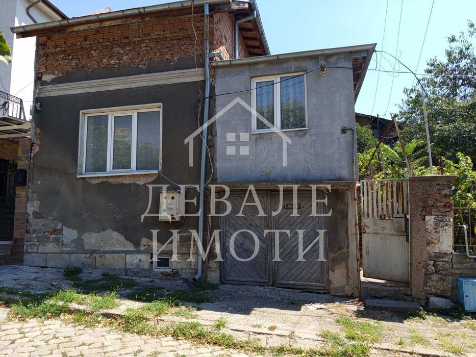 Продава се къща с гараж и двор в гр. Русе