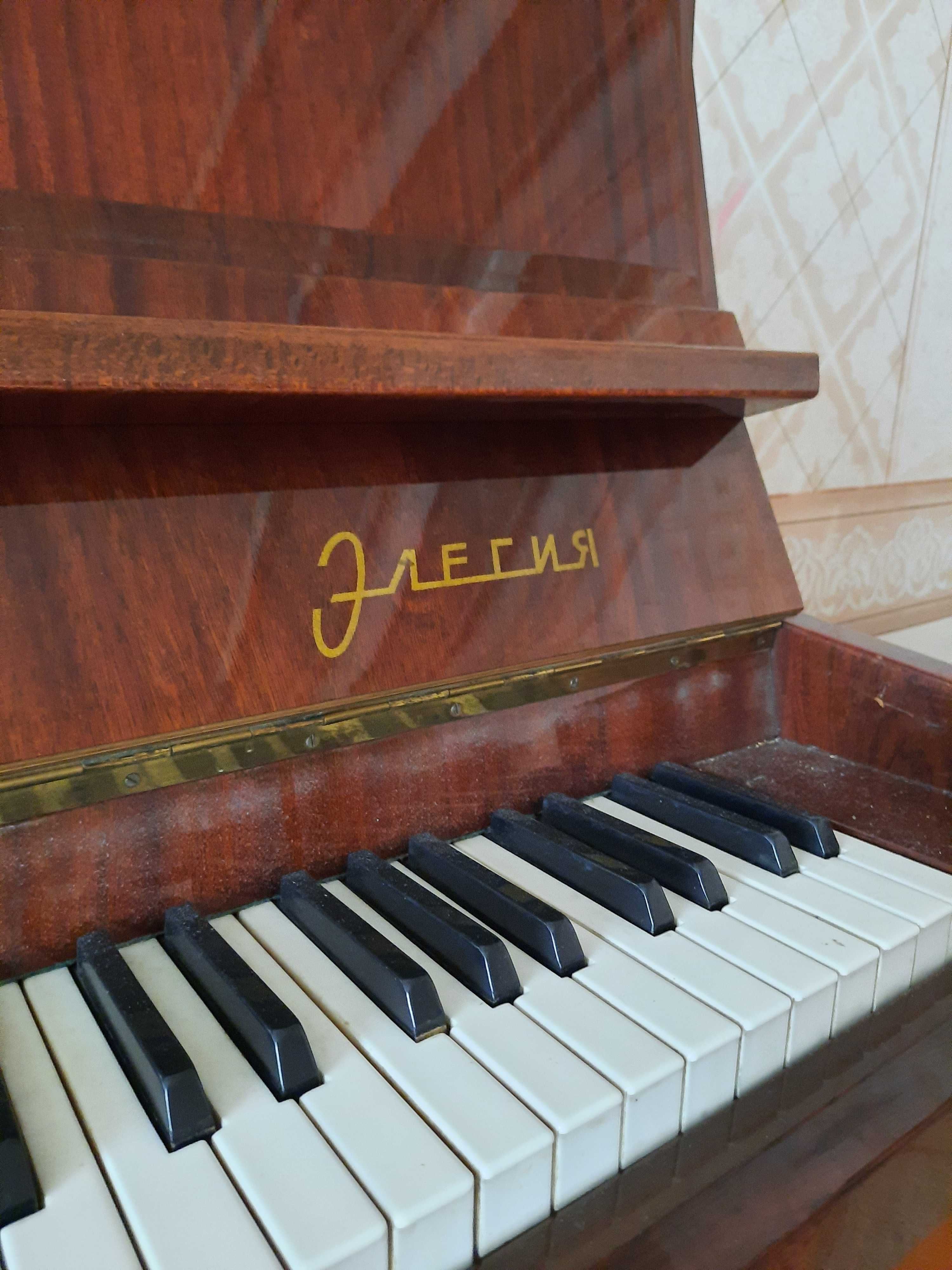 Pianino va Royal Sotiladi!