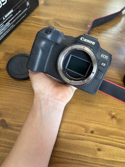 Canon R8 + 50mm 1.8 + пълен фотографски комплект + гаранция. Като нов