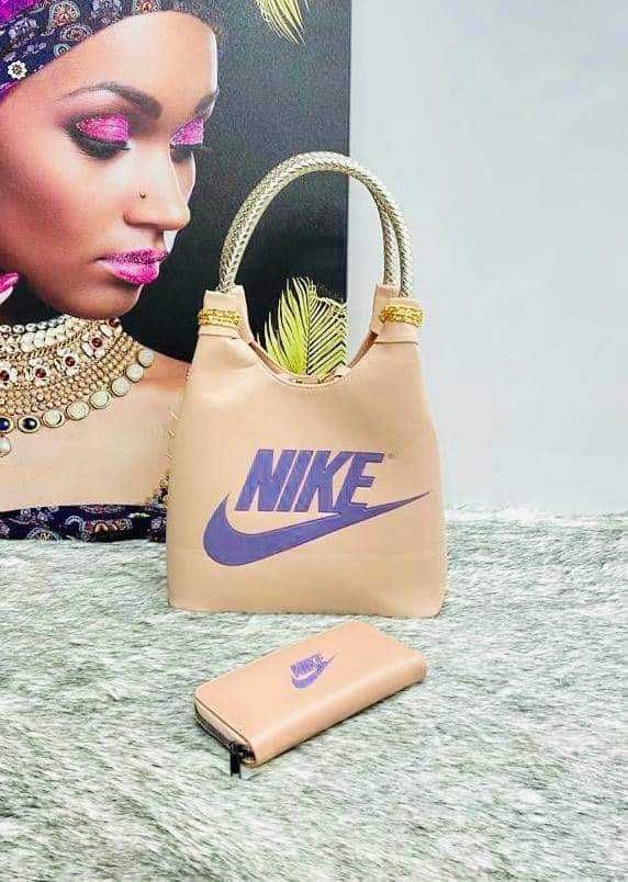 Дамска чанта с подарък портмоне
Супер качество