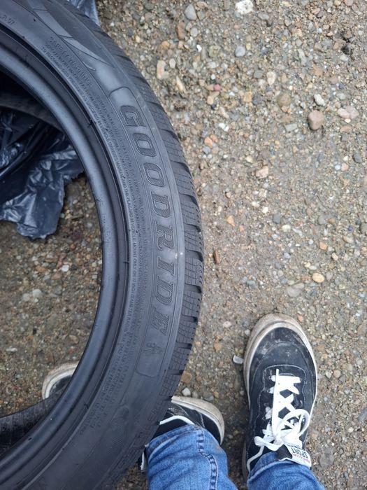 Vand 2 anvelope 205 50 17 bune de iarna