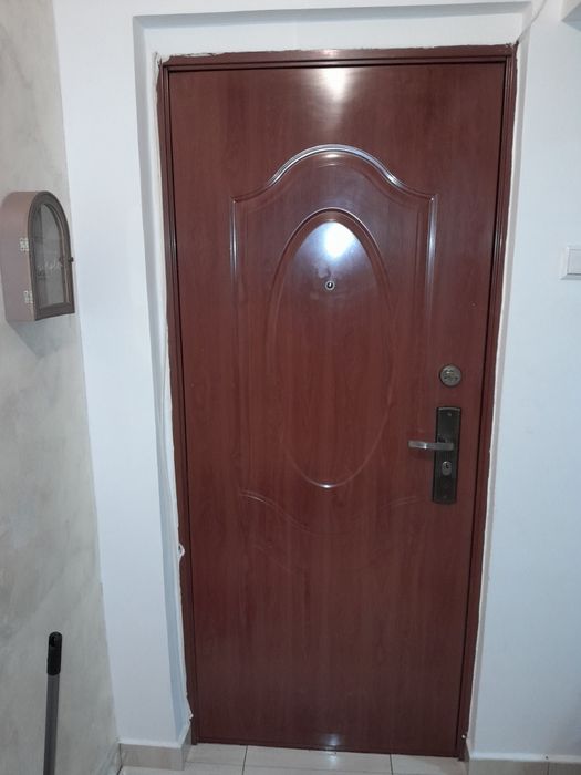 Vând ușa apartament