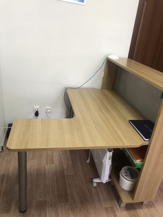 Стол-ресепшен для офис-менеджера. Подойдет для салонов, ресторанов.