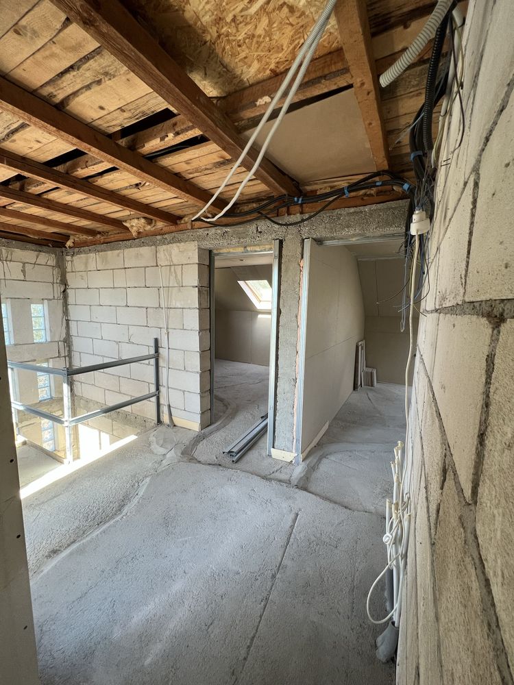 Casa+teren 6 camere+4 băi zona Pucioasa
