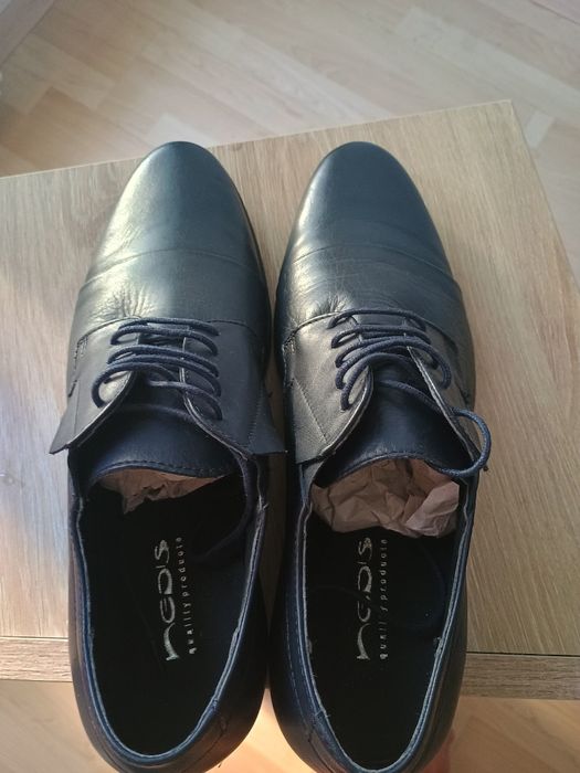 Нови кожени обувки за работа или официална среща