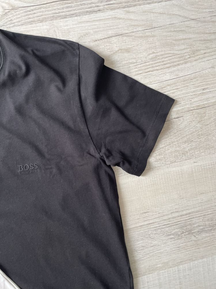 HUGO BOSS / 2бр мъжки тениски L за 20лв общо!!!