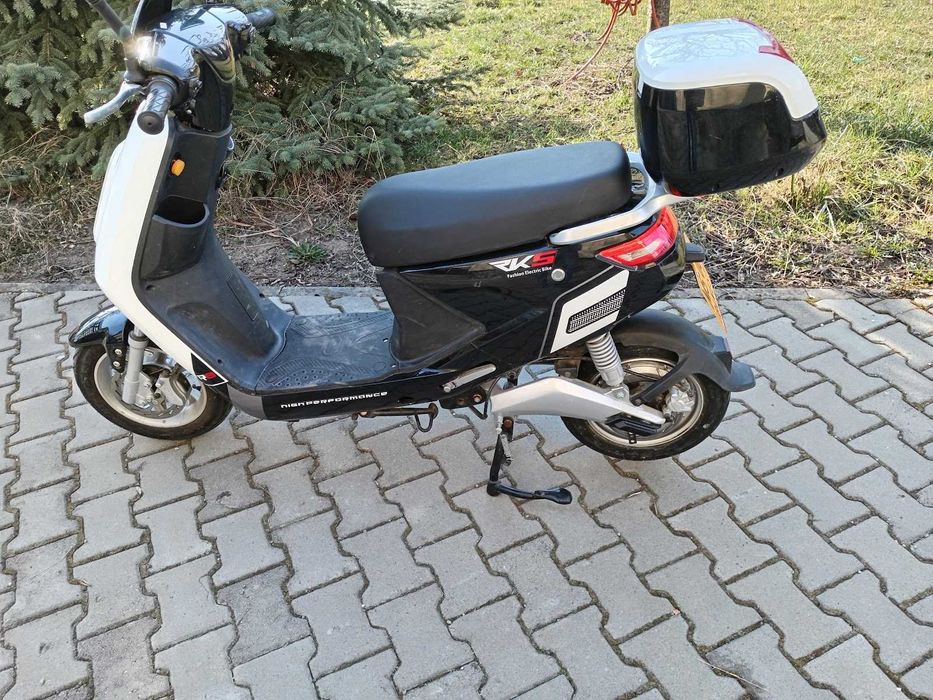 Scuter electric cu permis, baterie li-ion, doar 800km