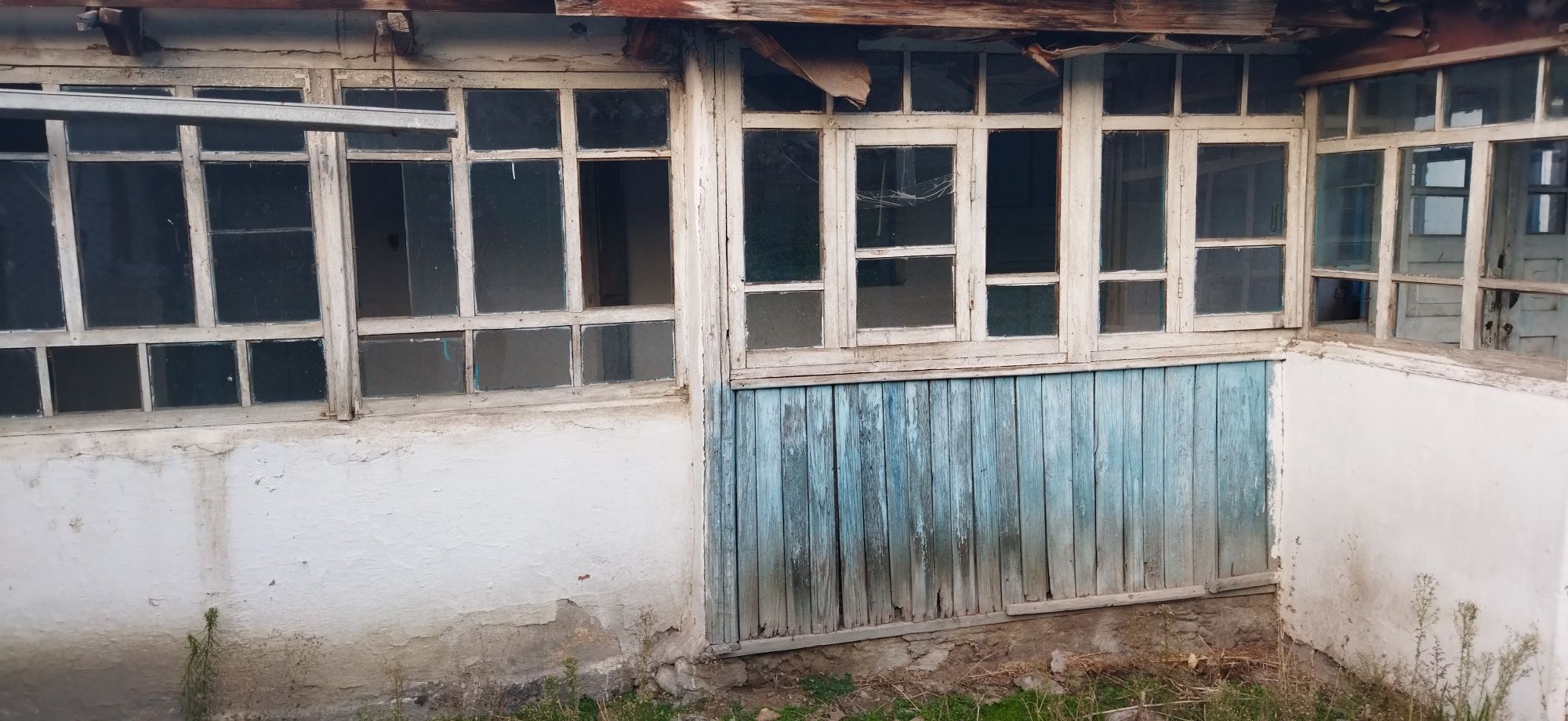 Продаётся участок 11 соток. Имеется 1 дом  из 4-х комнат