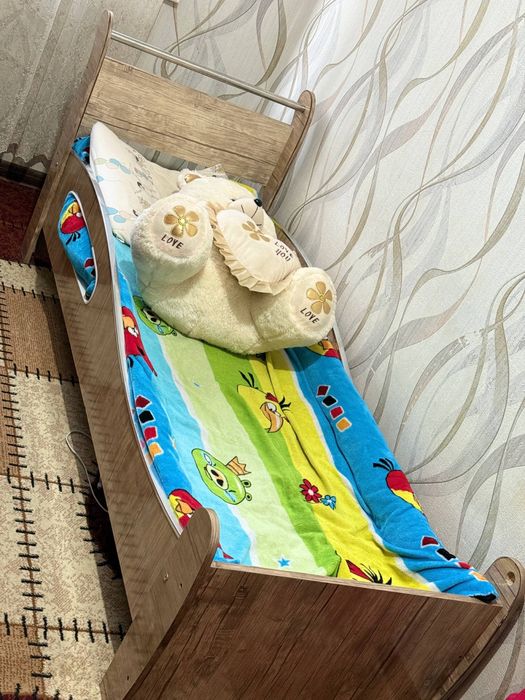 Двухярусный кровать и один маленький