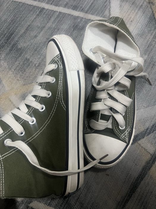 Отдам даром кеды и платье на девочку 10-12 лет