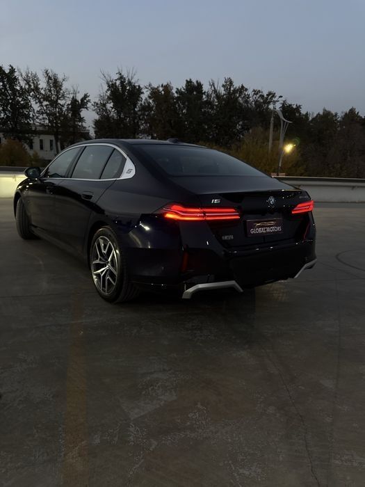 BMW i5 40L 2025.