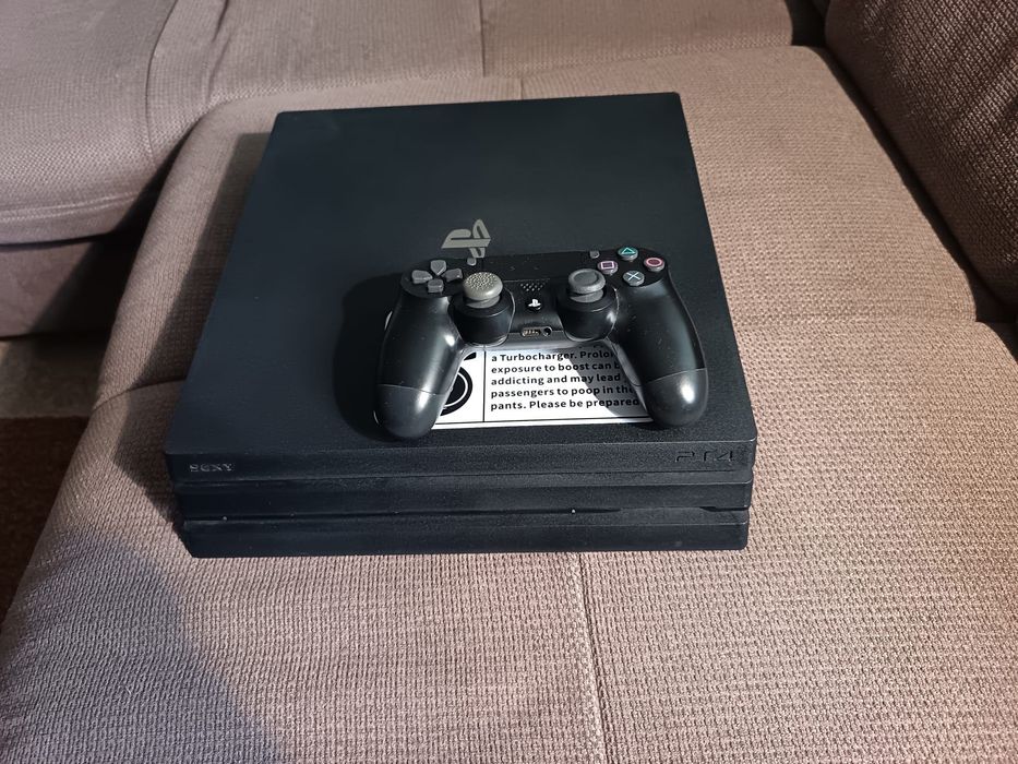 Ps4 Pro cu un controler
