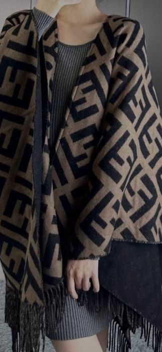 Poncho Fendi model 2026