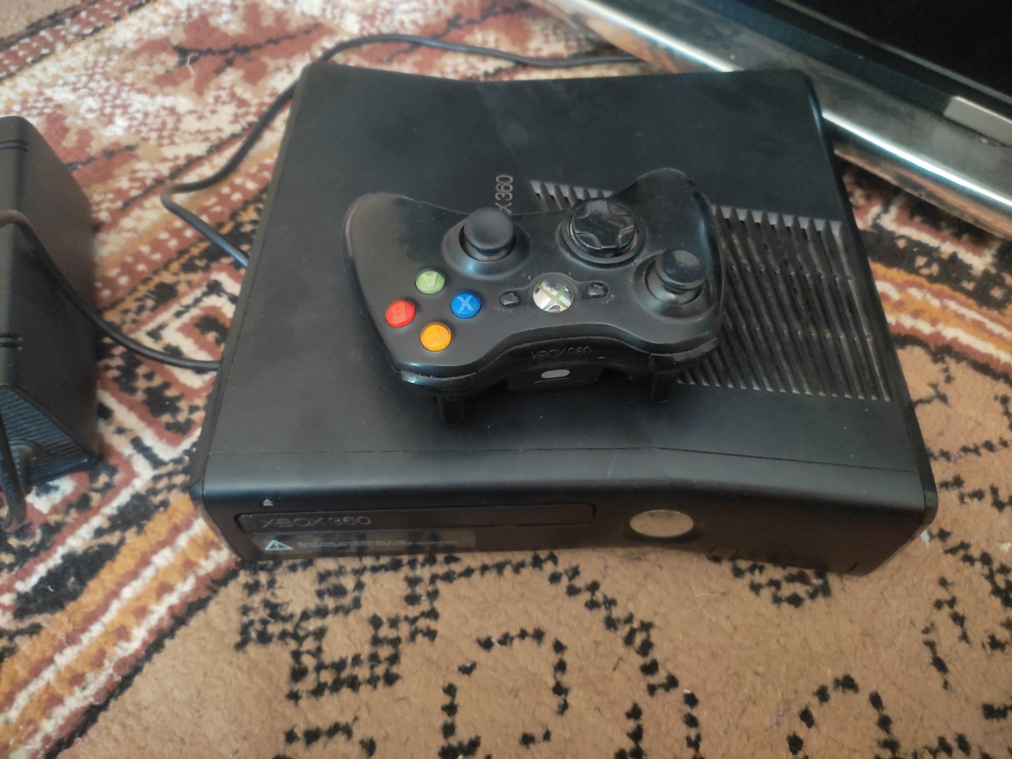 Продаетса XBOX360  в отличном состояние  с одним  дистанционном жёстик