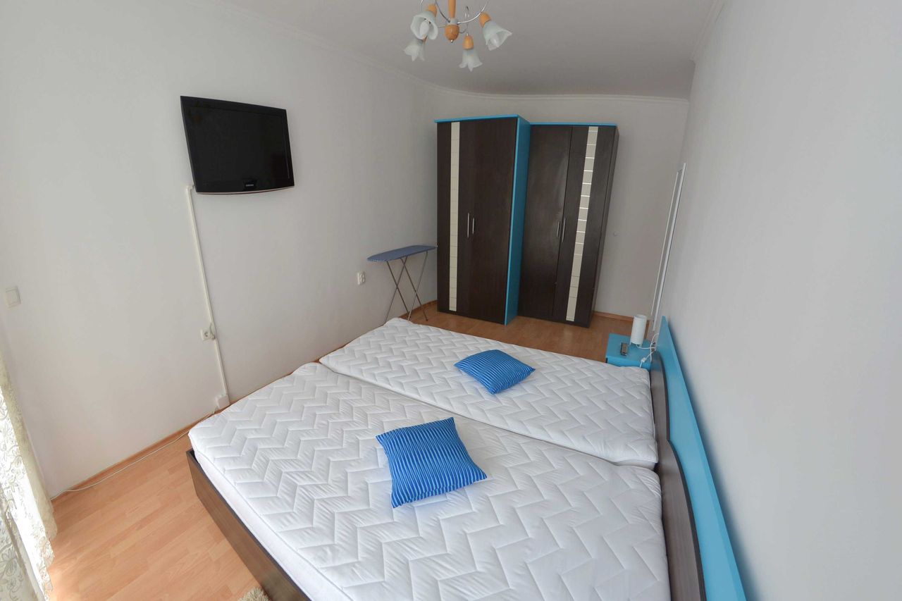 Дава се под наем Тристаен апартамент в Русе, Център - 103 кв.м за 561 € - Снимка #9