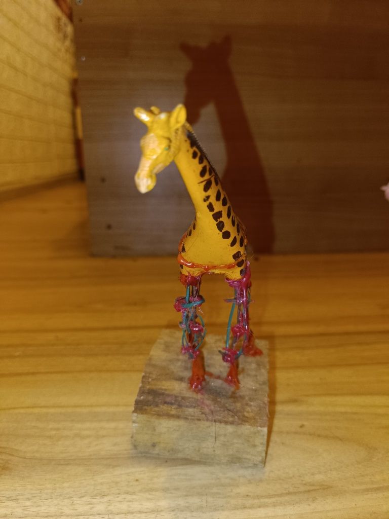 Vând girafă cu picioarele robotice