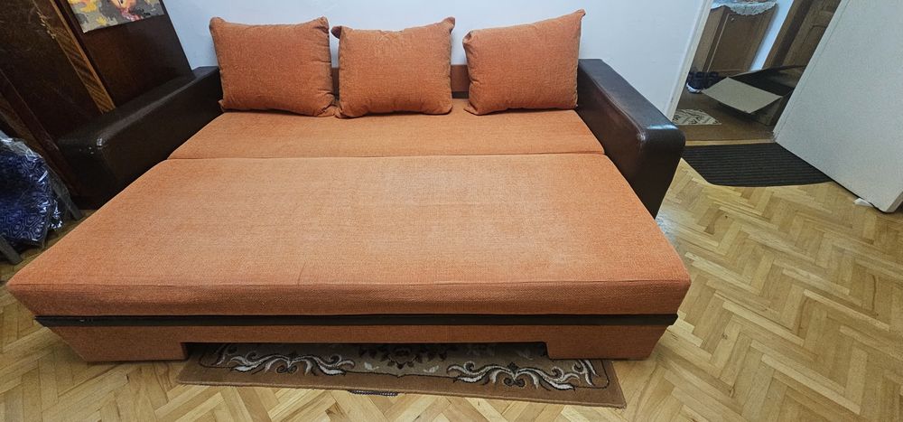 Vand Canapea extensibilă, cu spațiu de depozitare.

Dimensiuni totale: