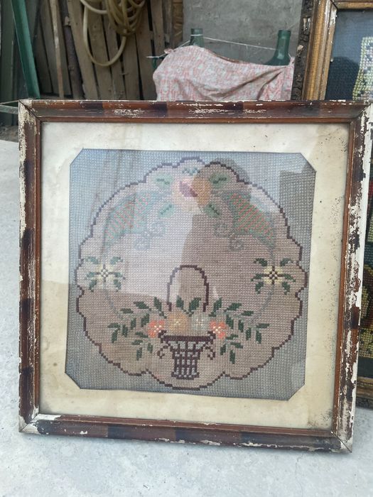 Diverse antichitati tablouri tesute putinei roata tesut copaie lemn