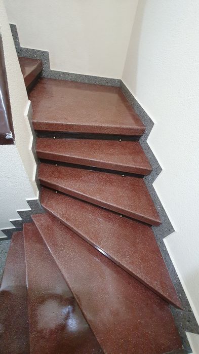 Slefuim pardoseli din piatra, beton sau șapă.