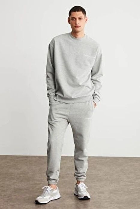 Продается новый костюм. Размер S. Утепленный. Турция. Ткань меланж