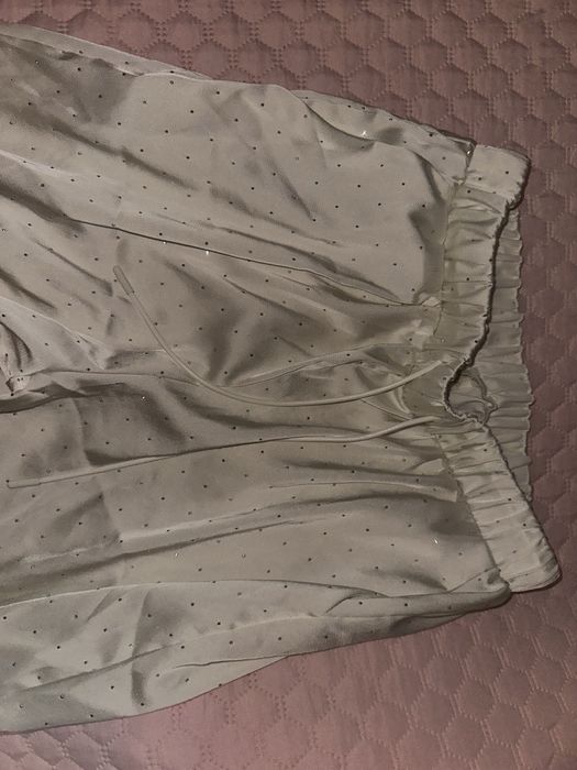 Млечно бял дамски панталон с камъни