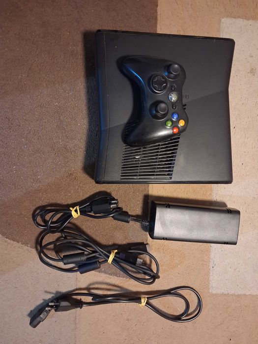 Vând Xbox 360 stare impecabila