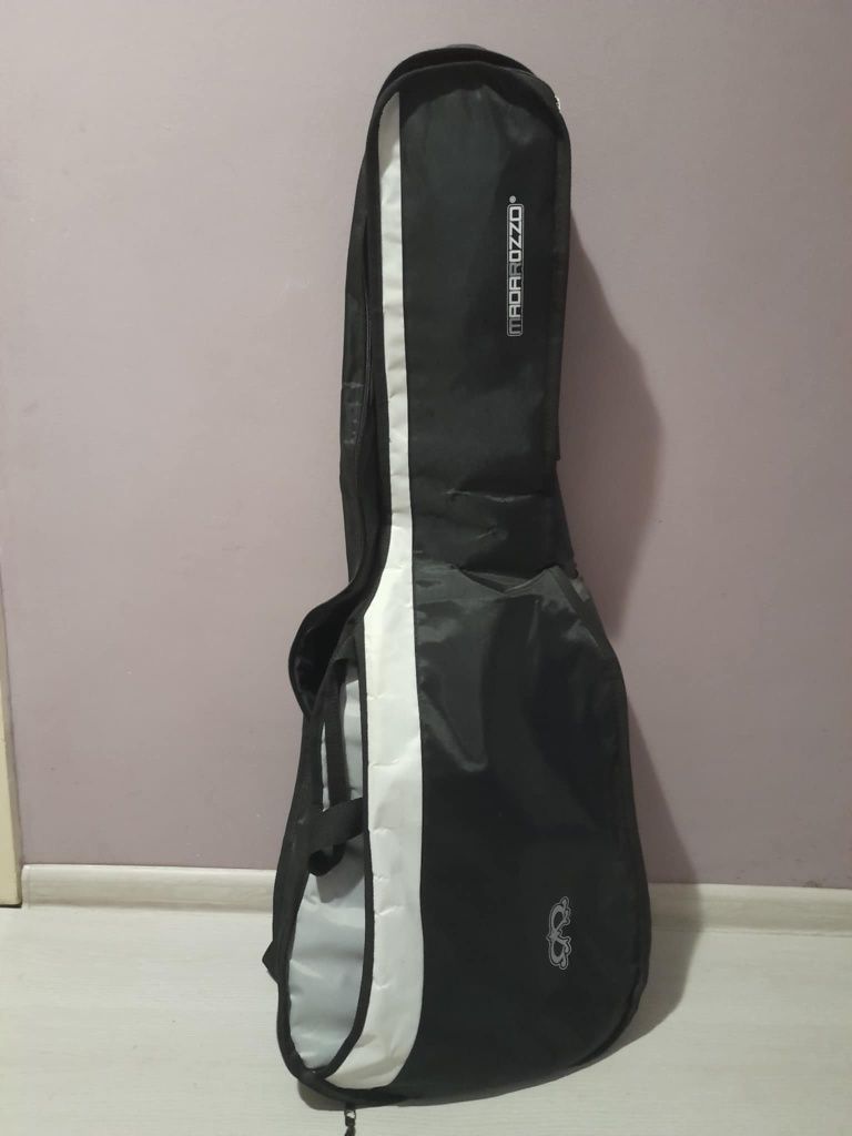 Продавам китара,калъф,тунер,столче.