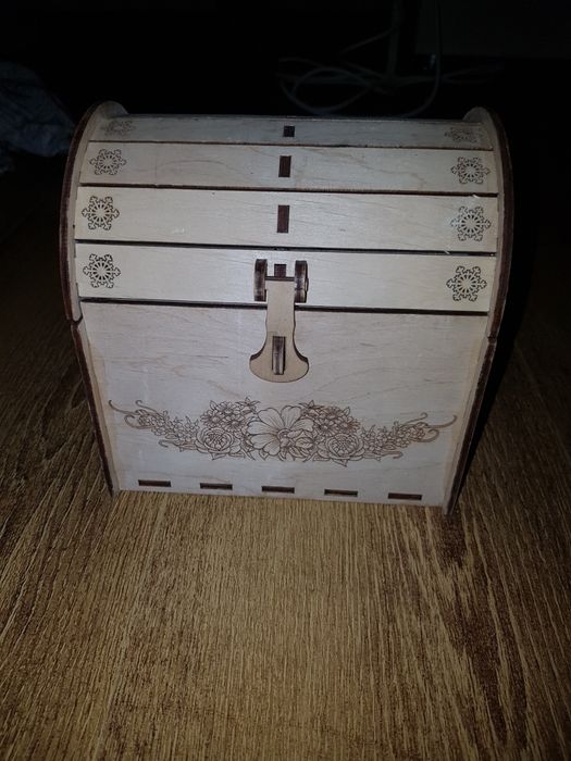 Сундук деревянный