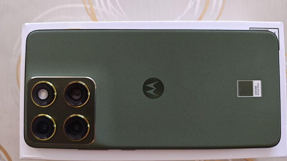 Vând Motorola edge 70 nou + pachet accesorii