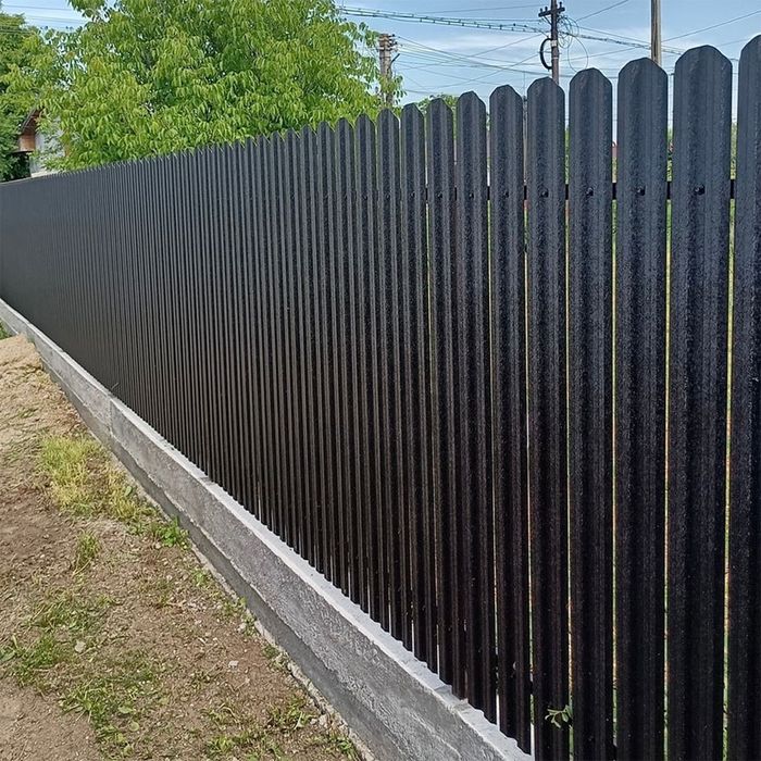 Meșter la garduri din șipcă metalică