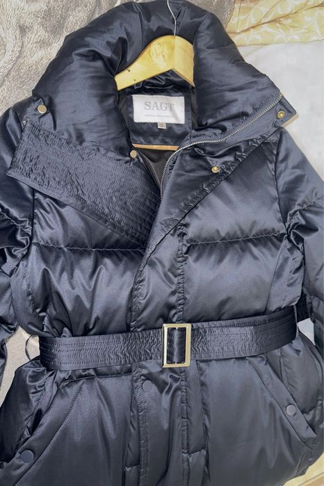 Длинный темно синий пуховик с капюшон и мехом и без.