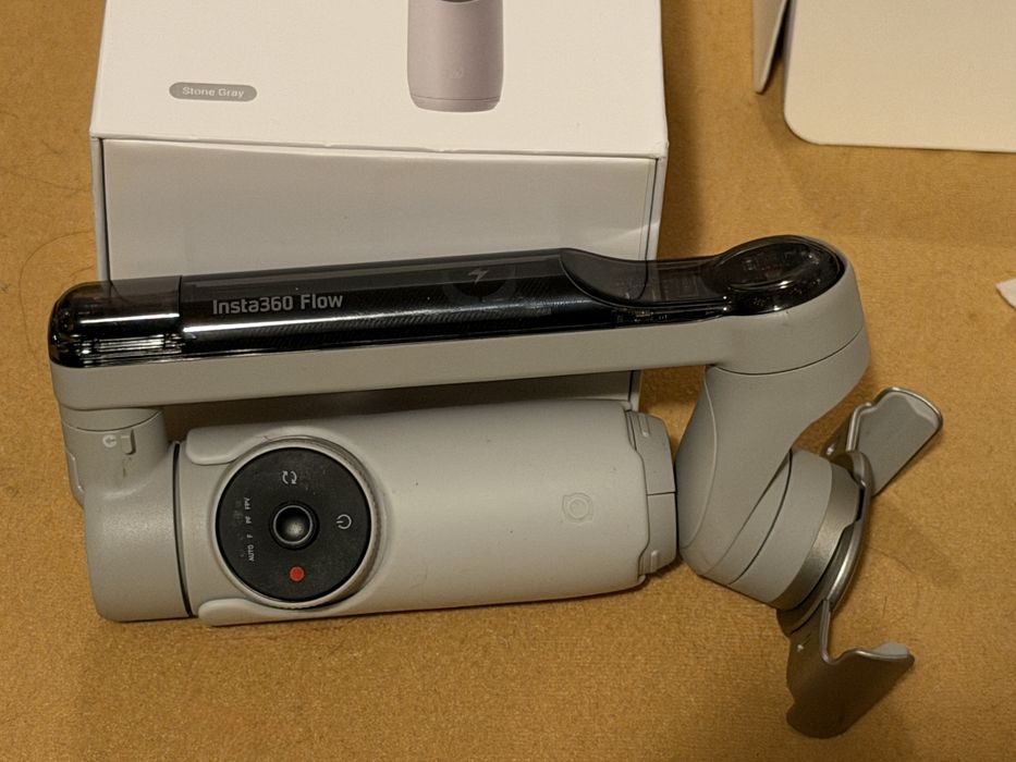 Sistem de stabilizare Insta360 Flow Al-Powered Smartphone Stabilizer