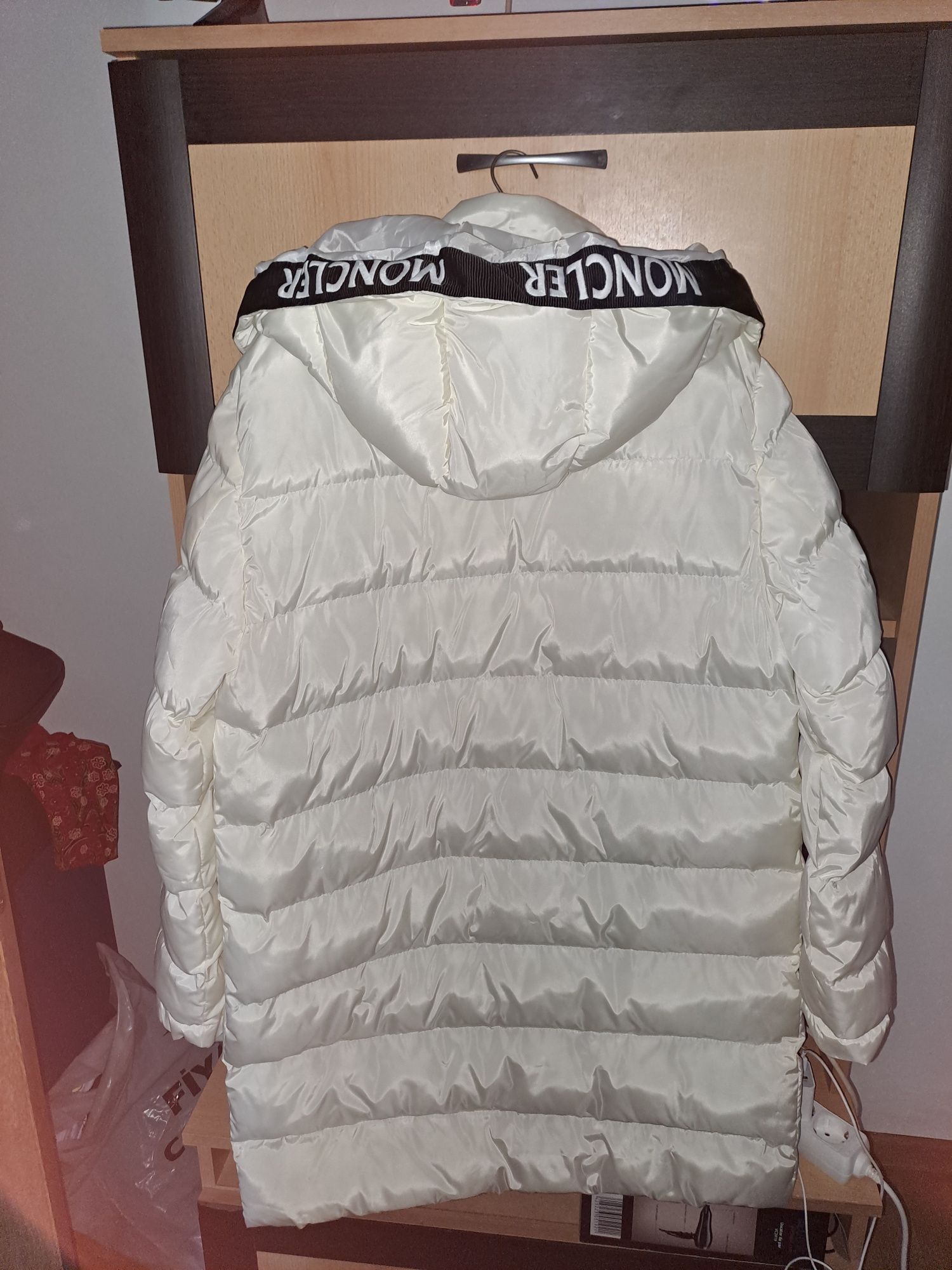 Vând 2 geci de iarna Moncler de dama  albă și bărbat argintiu