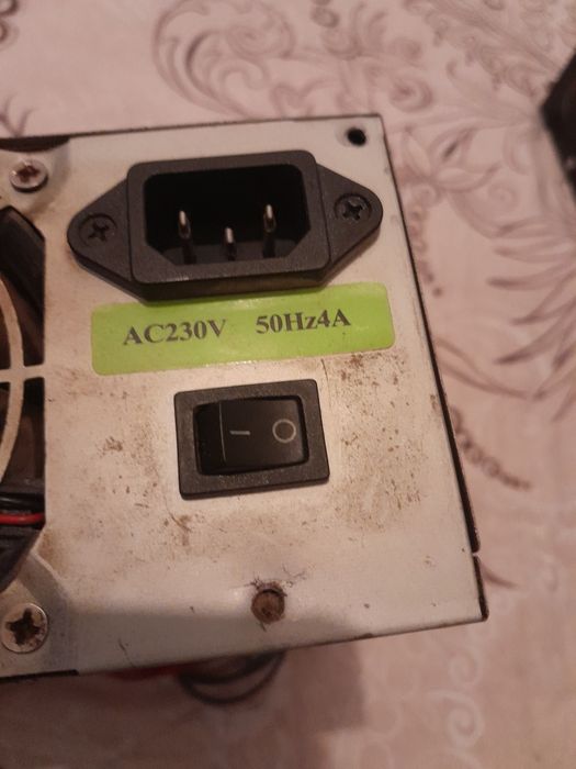 Vând power supply