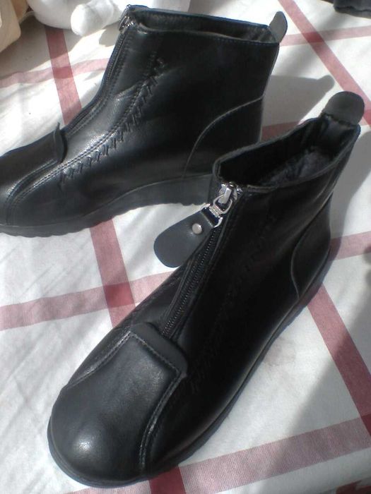 ghete fete marimea 36 negre, captusite, cu fermoar
