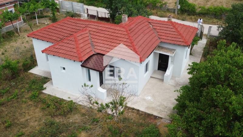 Едноетажна, обзаведена, санирана къща за продажба, с двор, в центъра н