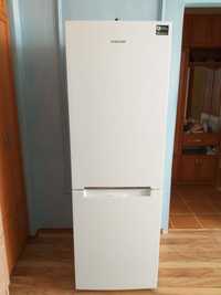 Холодильник LG белого цвета, все детали работают и имеют отличное сост