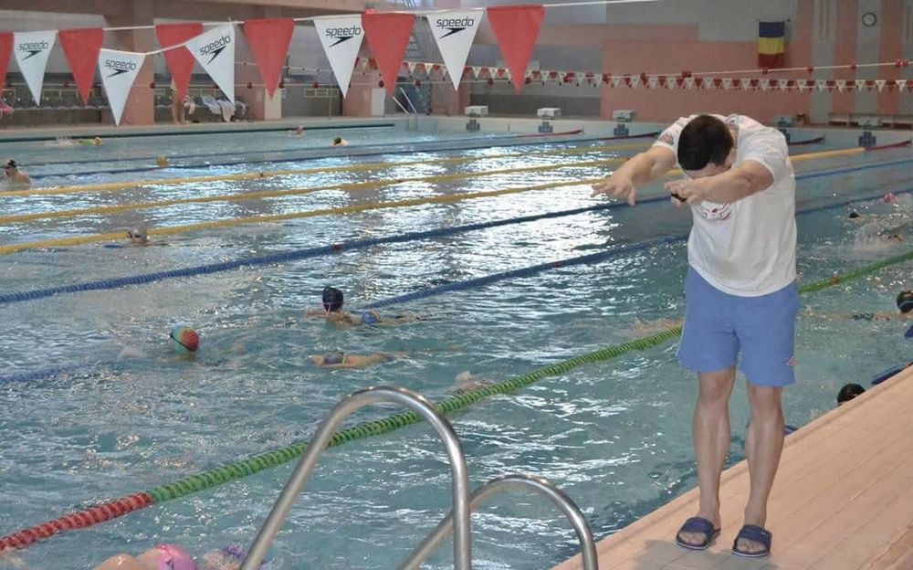 Cursuri înot și acomodare copii în bazin
