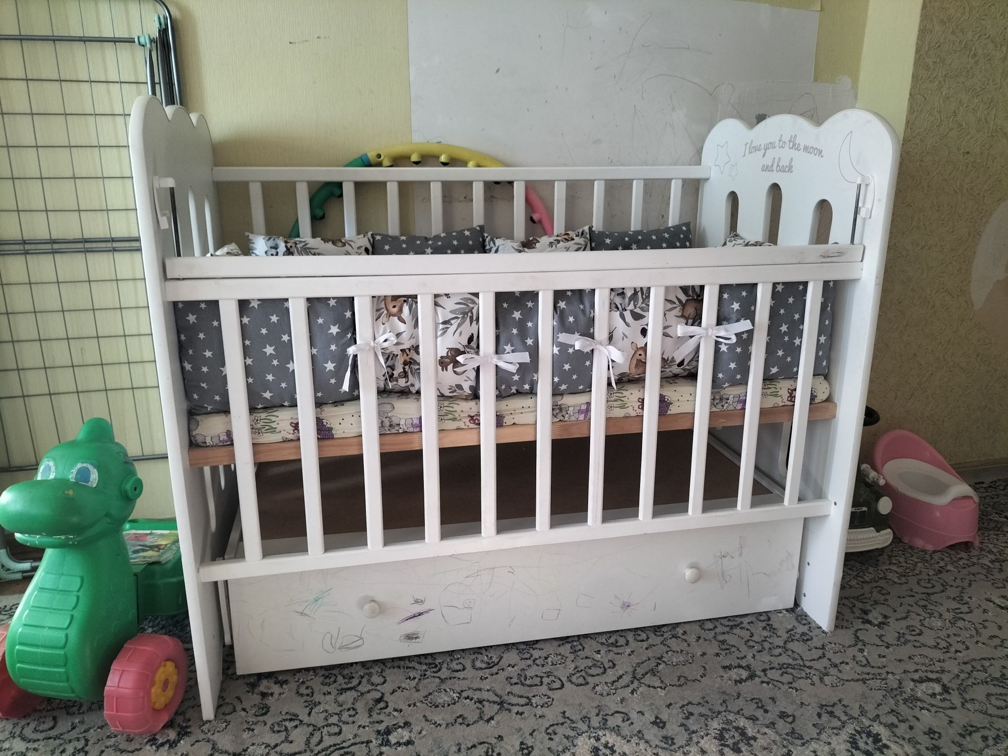 Кровать люлька, манеж с бортиками подушками