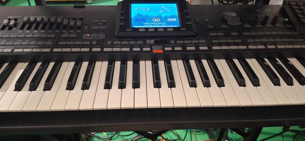 Продавам клавир Korg PA3X-76