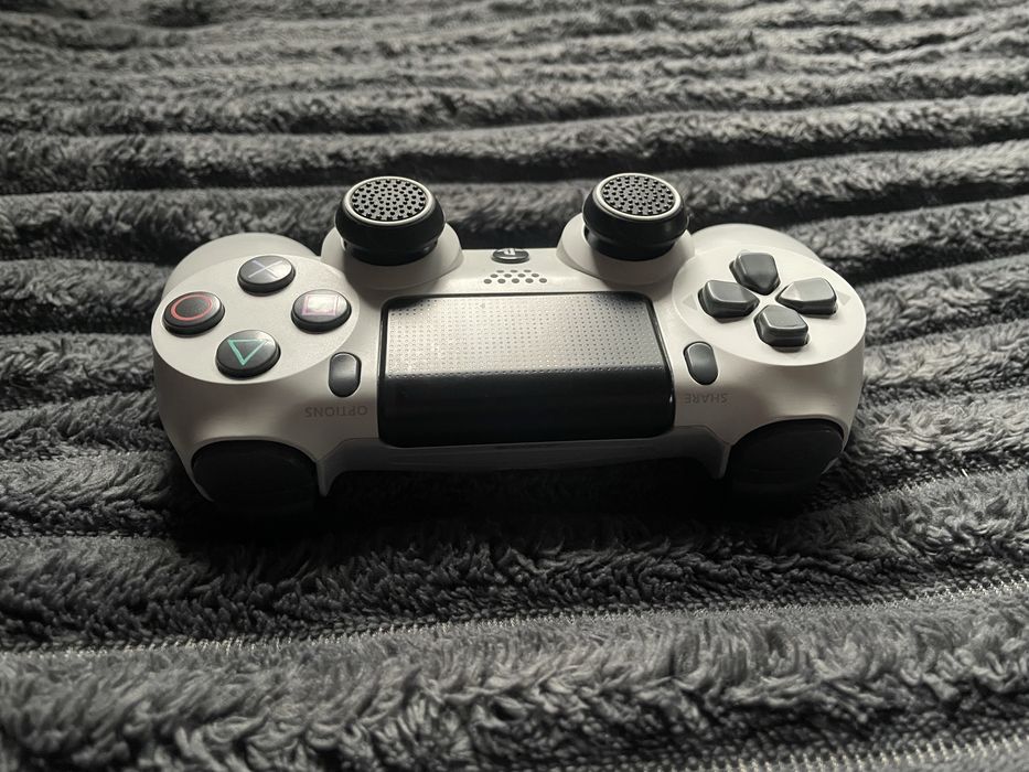 PS4 Slim 500GB + 2 controllere + 7 jocuri + suport