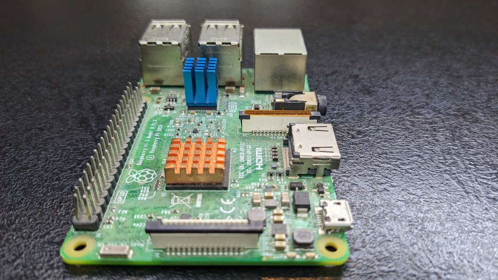 Raspberry Pi 3 Model B V1.2 + Зарядно + 32G и инсталирана RetroArch ОS
