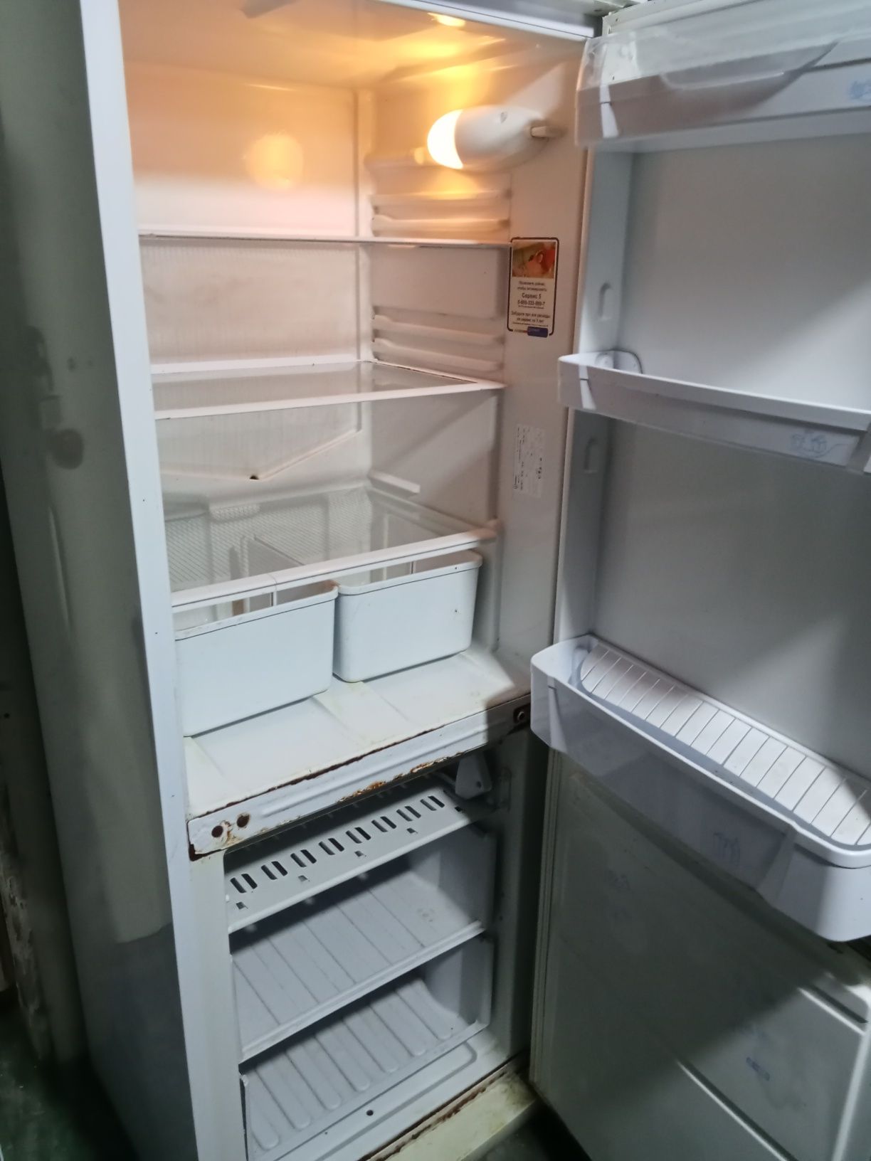 Индизит холодильник рабочая продается.
