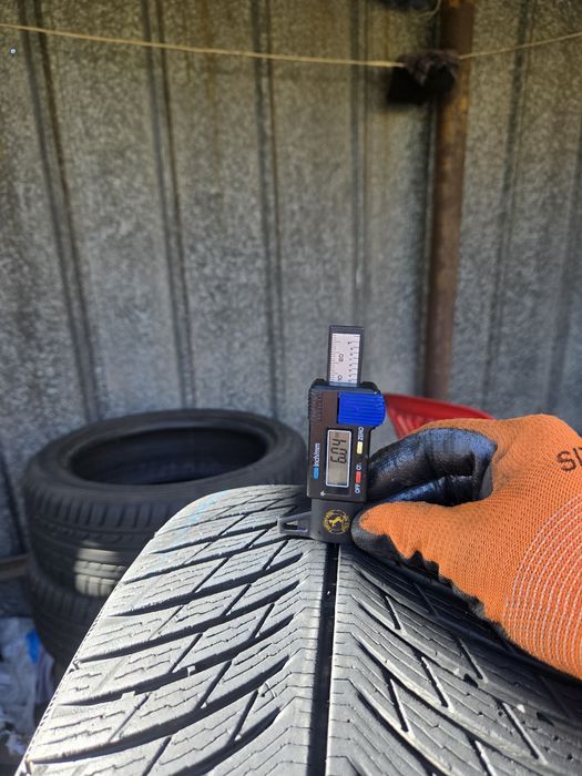 2бр. 235 40 19 Michelin зимни.